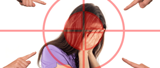 Femme ciblée et pointée du doigt par 4 personnes