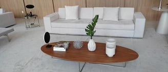 Sofa moderno minimalista feito sob medida em tecido claro e pés de metal inteiriços