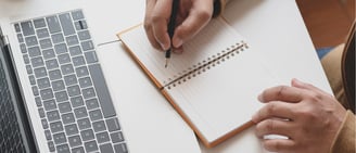 personne qui prépare son dossier RAEP