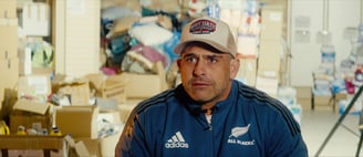 Jorge colomer voluntario en la dana recogiendo comida