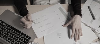 pessoa analisando documentos