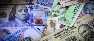Asian Currencies Rebound as Dollar Weakens, But Trade War Fears Linger