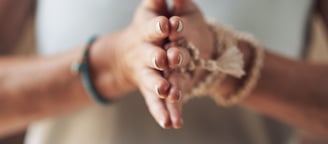 Les mains d'une femme en position de prière yoga spiritualité philosophie religion mudra mains bras 