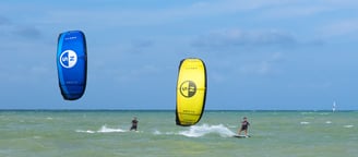 2 velejadores no mar, velejando de kitesurf