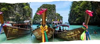 Foto de fundo da página com vista da Ilha Phi Phi, Tailândia, durante a chegada de barco.