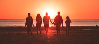 une famille face au coucher de soleil