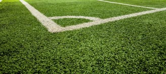 Pasto sintético deportivo instalado en una cancha deportiva de futbol en Guadalajara