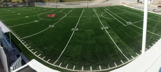 Pasto sintético de alta calidad instalado en una cancha de futbol americano en UVM