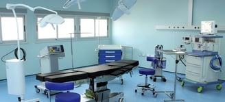 une chambre d'hôpital avec une table et des chaises