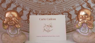 Une carte cadeau à offrir, mise en valeur dans un décor raffiné et inspirant.