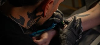 tatuointiartisti tatuoimassa 