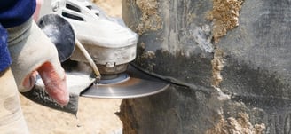 Medición y marcado preciso del hueco en el forjado para la instalación de una escalera de caracol