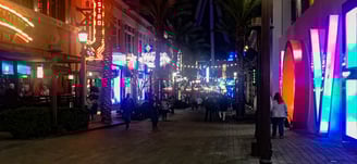 Walk towards the High Roller