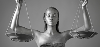 Equilibre. Femme avec une balance en parfait équilibre