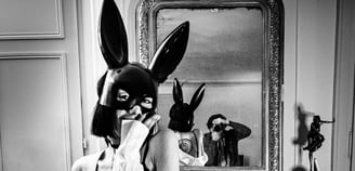 Photo noire et blanc montrant la complicité entre un modèle photo et le photographe