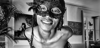 Belle jeune femme noire avec un magnifique sourire et un masque qui porte des bas 