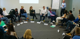 Workshopteilnehmende im Kreis beim Achtsamkeitstraining für Führungskräfte und Teams. Workshop mit Michael Ihli.