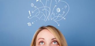 Femme qui apprend à reconnaître ses schémas de pensée