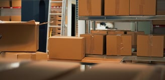 Estante com várias caixas armazenadas