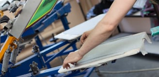Berço de serigrafia para impressão de estampas de camisetas para uniformes e eventos.