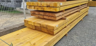 a stack of wooden planks in a yard, bois de charpente, section standard, bastaing, madrier, poutre