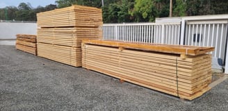 a pile of wood planks in a yard, pile de bois, bois de coffrage, bois de maçon, emballage, épicéa