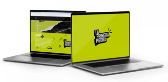 Dos laptops mockup con el logo de la primera piedra