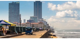 Vista da orla marítima de Colombo, com a cidade de um lado e o mar do outro.