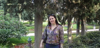 Foto da autora nos jardins em Haifa.