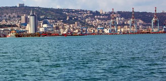 Vista de Haifa a partir do mar, início da viagem rumo a Nazaré.