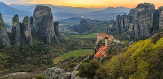 Vista magnífica dos monastérios de Meteora, na Grécia, durante tour saindo de Vólos.