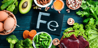 Des aliments riches en fer posés sur une table