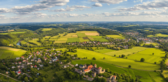 uma vista de uma pequena cidade no interior