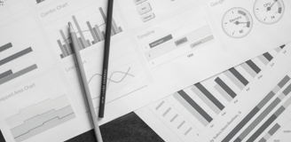 Papel com dados de benchmark e lápis