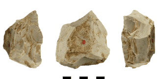 Racloir Quina en silex provenant de l'abri du Maras