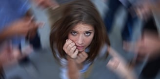 Femme angoissée par le doute