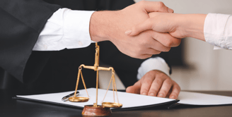 Especialista en informática forense realizando análisis digital para procesos judiciales