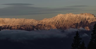 Lumière matinale sur la barrière orientale du Vercors