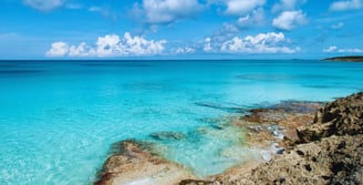 The roaming purser explorando linda praia em half moon cay viagens de navio