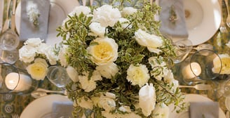 centre de table fleurs blanches pour mariage
