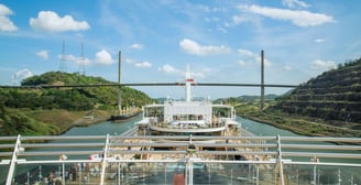 vista do navio atravessando o canal do panama