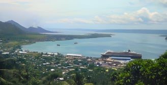 vista da ilha para o navio ancorado em Rabaul