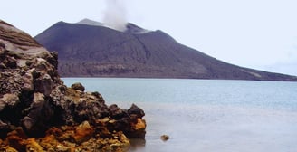 vista da praia para o vulcão em tour por Rabaul