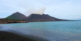 vista da praia para os vulcões em Rabaul