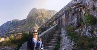 foto da autora nas escadas da montanha São João em Kotor