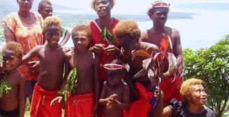 foto do grupo de crianças e mulheres no tour pela ilha de Rabaul