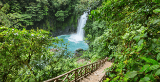 descendo a cachoeira em veragua rainforest costa rica