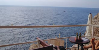 Taverna em Dubrovnik com vista para o mar.