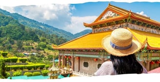 Foto da autora em templo em Penang.