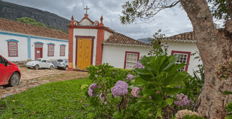 Centro Histórico de Tiradentes, em Minas Gerais, com Construções Históricas e um Fusca Branco